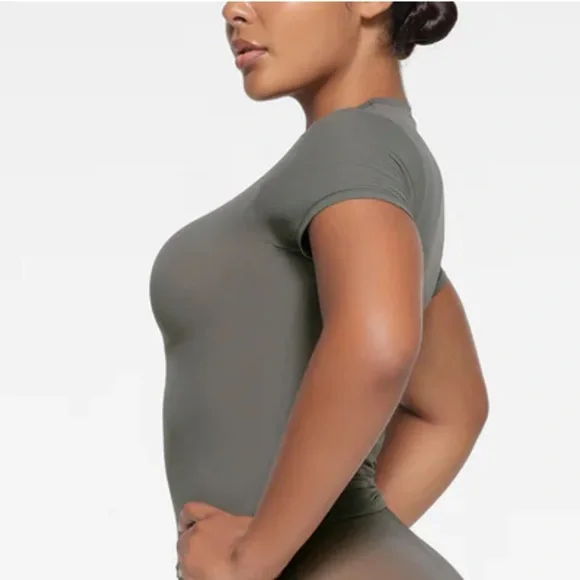 NEW Skims Gunmetal Fits Everybody T-shirt NWT - Picture 2 of 3